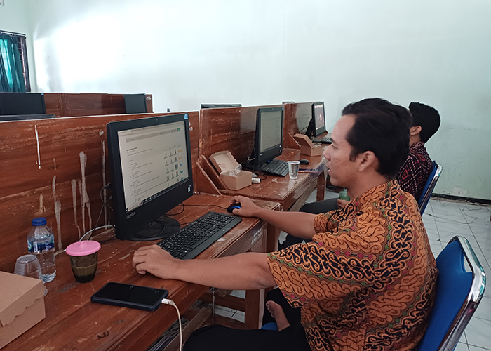 BANTU SISWA: Operator SMPN 5 melakukan verifikasi berkas pendaftar jalur zonasi yang pendaftarannya dibuka hingga Rabu (28/6) besok.