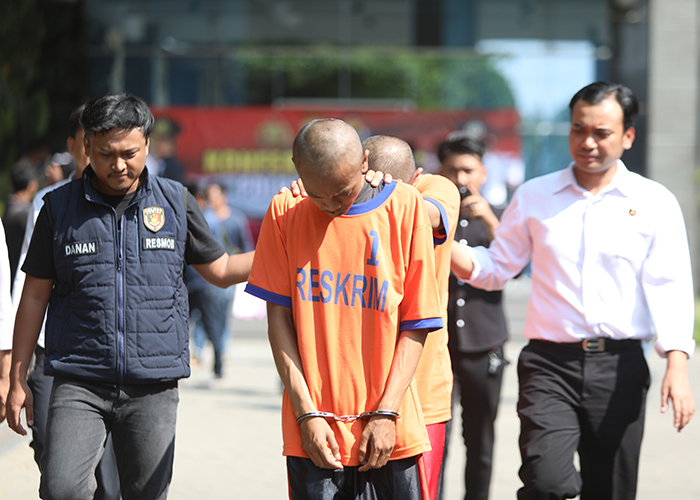 PASRAH: Polisi menggelandang lima pelaku pembacokan dan pemukulan dalam rilis di Polres Kediri kemarin.