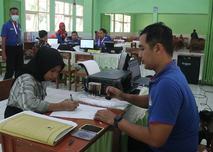 TERAKHIR: Siswa mendaftar di SMPN Gampengrejo di hari terakhir PPDB tahap I kemarin. Juli nanti siswa bisa mendaftar di jalur zonasi.