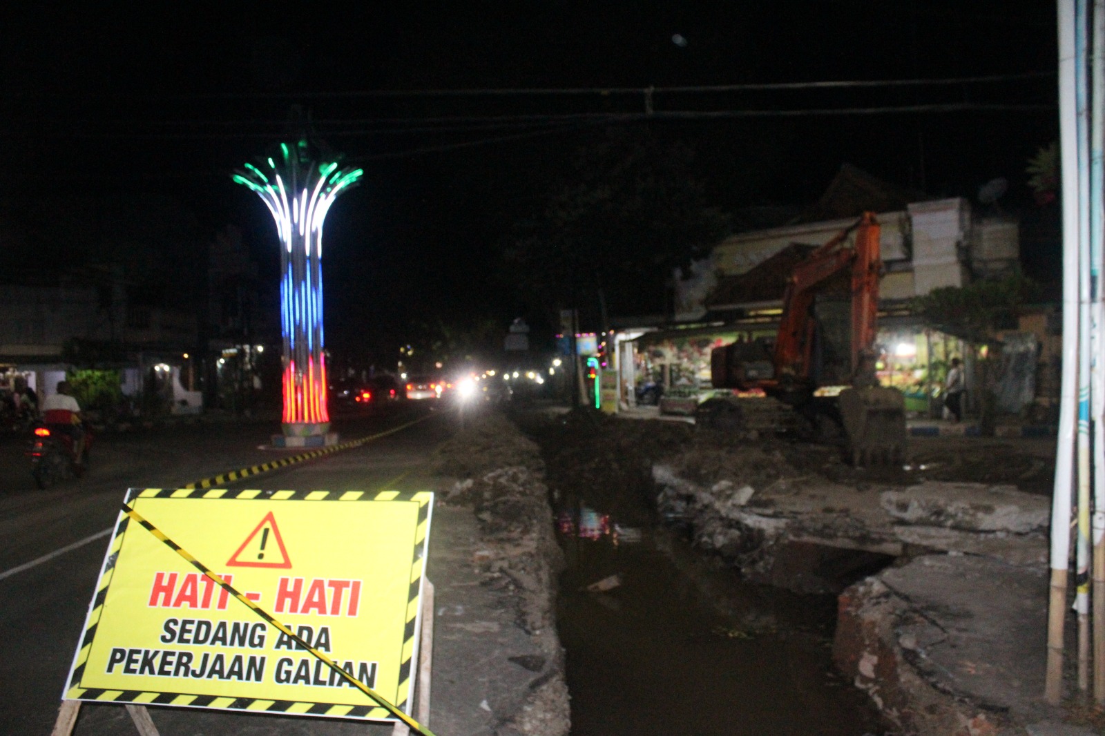 DITUTUP: Gorong-gorong di Jalan Kartini, Kelurahan Mangundikaran dikeruk. Akibat pekerjaan itu pipa PDAM bocor.