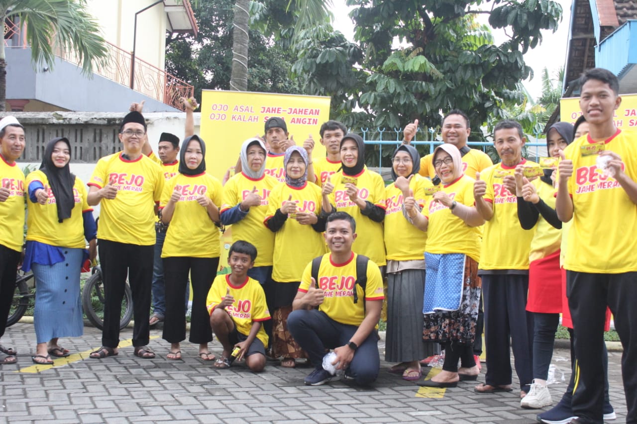 SEMANGAT: Tim Area Koordinator PT Bintang Toedjoe Kediri bersama panitia kurban dan anggota DMI Kota Kediri saat berfoto bersama menjelang kegiatan pemotongan hewan kurban di Masjid Agung Kota Kediri
