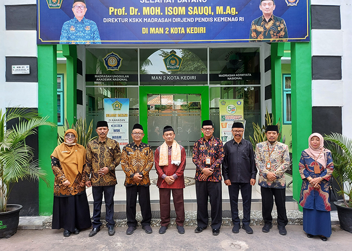 HEBAT: MAN 2 Kota Kediri saat menerima kunjungan Direktur KSKK Madrasah Dirjen Pendis Kemenag RI Prof. Dr. H. Moh. Isom Yusqi, M.Ag dan rombongan.