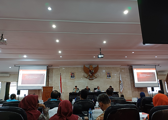 DISKUSI: Komisioner KPU Kota Kediri memimpin FGD terkait usulan rancangan PKPU tentang pemungutan dan penghitungan suara (tungsura) di gedung DPRD kemarin.