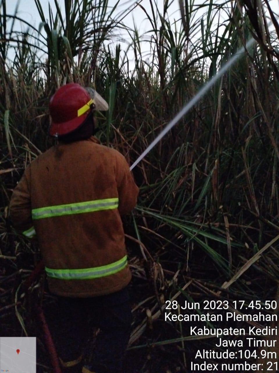UPAYA PEMADAMAN: Personel damkar menyemprotkan air ke arah titik api di lahan tanaman tebu yang terbakar di Mangu, Desa/Kecamatan Kunjang.
