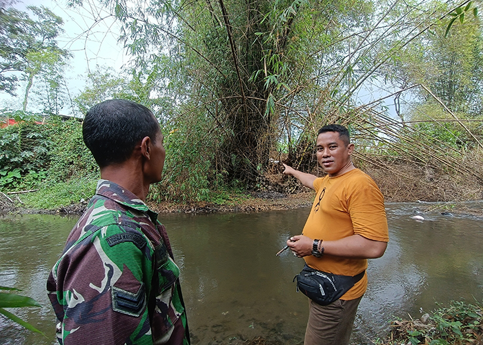 TKP: Warga bersama personel TNI mengecek lokasi yang menjadi tempat bunuh diri Eko Prastiyo, 22, kemarin.