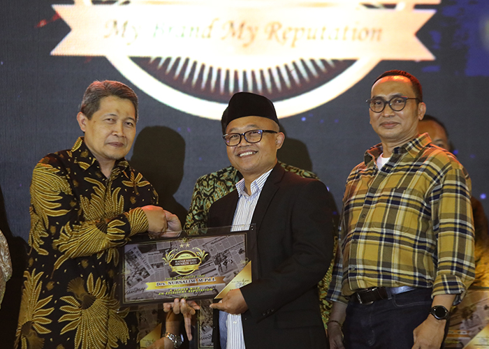 TELADAN: Drs. Nursalim, M.Pd.I saat meraih anugerah A Leader with An Excellent Reputation Jawa Pos Radar Kediri Awards, Rabu (15/3).