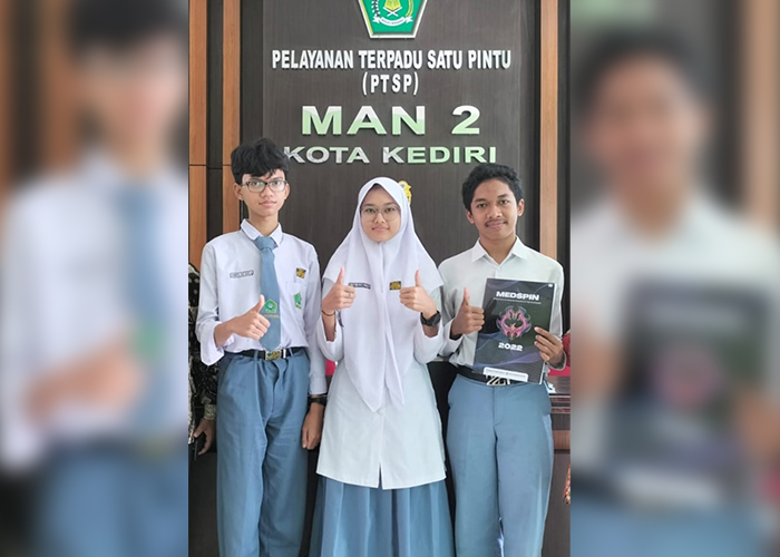 MEMBANGGAKAN: Tiga siswa MAN 2 Kota Kediri Chandra Nur Iman, Alyssa Salsabila Putri H., dan M. Dhiya&rsquo; Ulhaq saat menjuarai Medspin 2022. Ketiganya kini meraih tiket studi di Fakultas Kedokteran Unair.