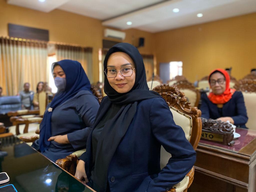 JABATAN BARU: Endah Sri Murtini saat di ruang rapat paripurna DPRD Kabupaten Nganjuk Selasa (27/6).