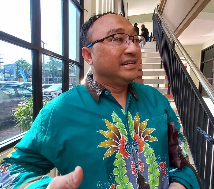 PEMILU: Anggota KPU Kabupaten Kediri Eka Wisnu Wardhana saat wawancara di Kampus UNP Kediri Sabtu (24/6).