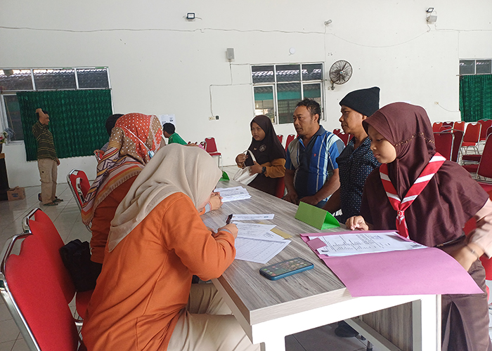 TELITI: Panitia PPDB SMAN 4 Kota Kediri memeriksa berkas siswa yang melakukan daftar ulang jalur prestasi (24/6).