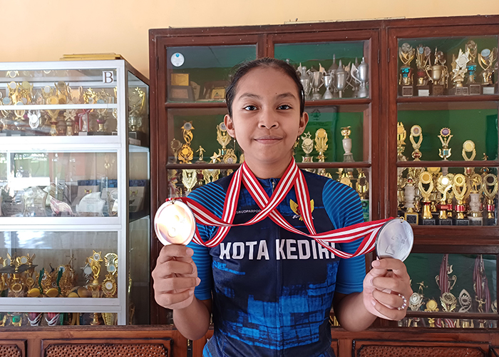 JUARA: Eno menunjukkan medali perak dan perunggu yang dimenangkannya dari ajang Kejurprov Balap Sepeda ISSI Jatim.