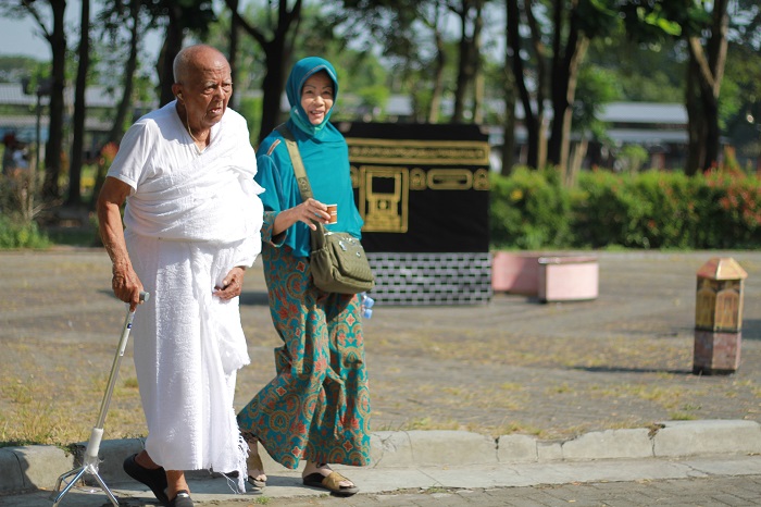 LEMAH: Moesiran didampingi istri saat mengikuti manasik haji di Pare.