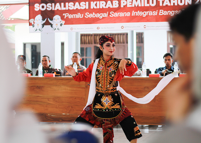 DAYA TARIK: Suasana kirab pemilu di kantor Kecamatan Banyakan. KPU Kabupaten Kediri menargetkan partisipasi pemilih dalam Pemilu 2024 mencapai 85 persen.