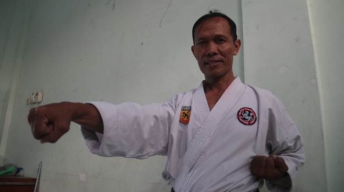 GIGIH: Hari Bagijo tetap enerjik melatih karate anak didiknya. Dia menerapkan metode khusus untuk kedisiplinan siswa.