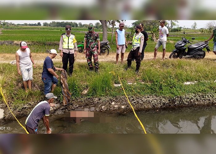 NAHAS: Petugas kepolisian dan TNI mendatangi lokasi penemuan anak tenggelam di aliran pecahan Sungai Brantas Megaluh, Jombang kemarin.