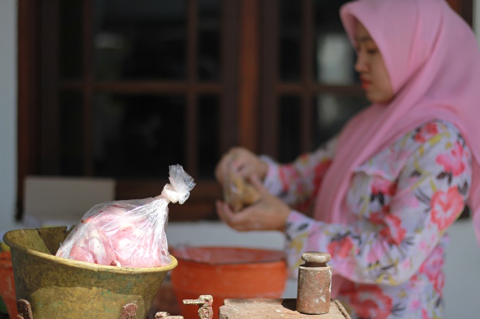 SIBUK: Pekerja di penggilingan daging milik Dinar di kompleks Pasar Sambi menggiling daging kurban milik pelanggan yang datang ke lapak.