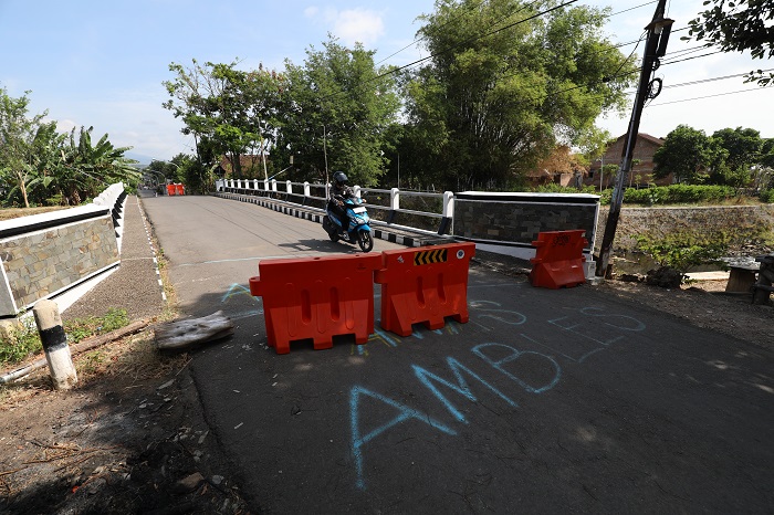 BEBAS HAMBATAN: Pengendara sepeda motor melintas di Jembatan Buk Duwur yang sebelumnya ditutup dengan palang water barrier di Gang 7 Kelurahan/Kecamatan Mojoroto.