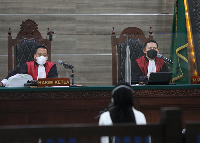 FOKUS: Tim penasihat hukum terdakwa menyimak keterangan saksi yang dihadirkan dalam sidang di PN Kota Kediri kemarin.