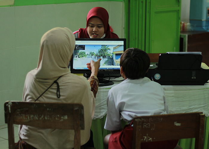 COCOKKAN RUMAH: Calon peserta didik bersama wali murid menentukan koordinat rumah saat verifikasi di SMPN 1 Gampengrejo kemarin.