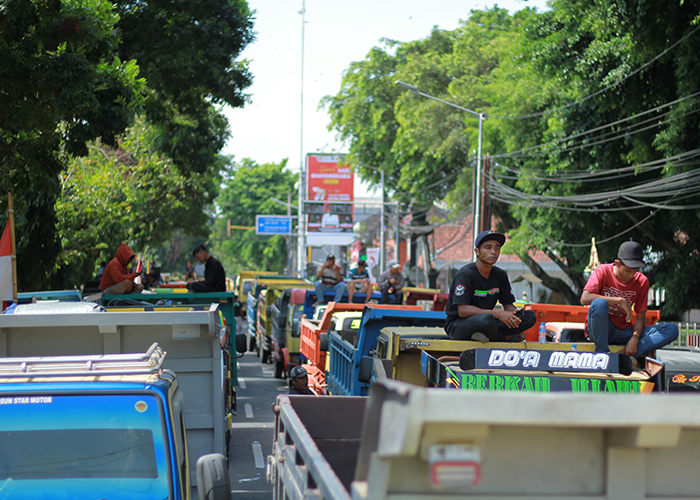MINTA PERLINDUNGAN: Ratusan penambang pasir tradisional yang mengendarai ratusan truk menggeruduk Pemkab Kediri kemarin. Mereka meminta dibuatkan payung hukum agar bisa bekerja dengan nyaman.