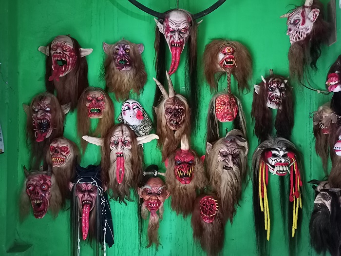 KREATIF : Topeng krampus buatan Maswanto yang terinspirasi dari instagram. Untuk proses pembuatannya, semua dilakukan sendiri.