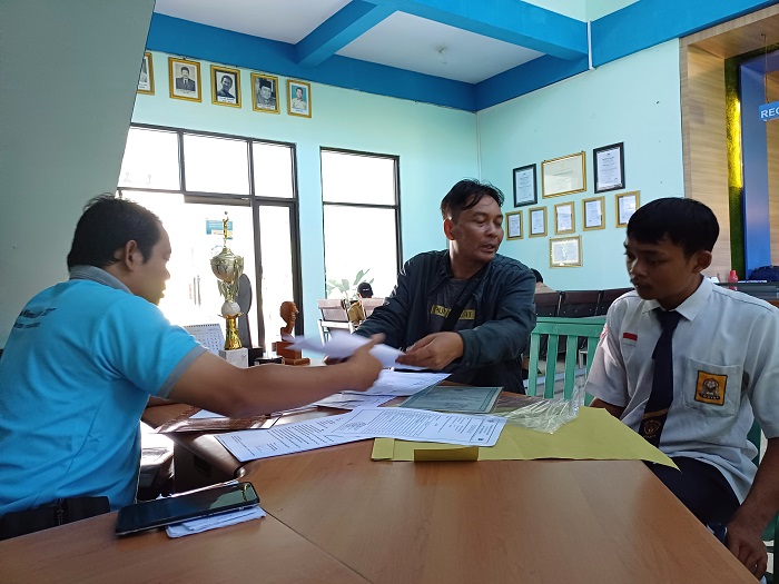 VALIDASI: Pendaftar SMKN 1 Kediri jalur zonasi melaksanakan daftar ulang di sekolah pada Minggu (3/7) setelah ditetapkan lolos seleksi.&nbsp;