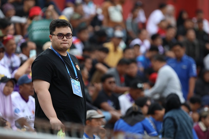 SERIUS: Bupati Kediri sekaligus dewan pembina Persik Kediri Hanindhito Himawan Pramana saat menyaksikan pertandingan Liga 1 antara Persik Kediri melawan Borneo FC Samarinda, Senin (3/7).