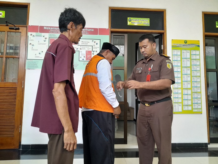 JALANI SIDANG: Petugas Kejari Kota Kediri menjaga terdakwa AF setelah mengikuti persidangan yang berlangsung tertutup di Pengadilan Negeri (PN) Kota Kediri kemarin.