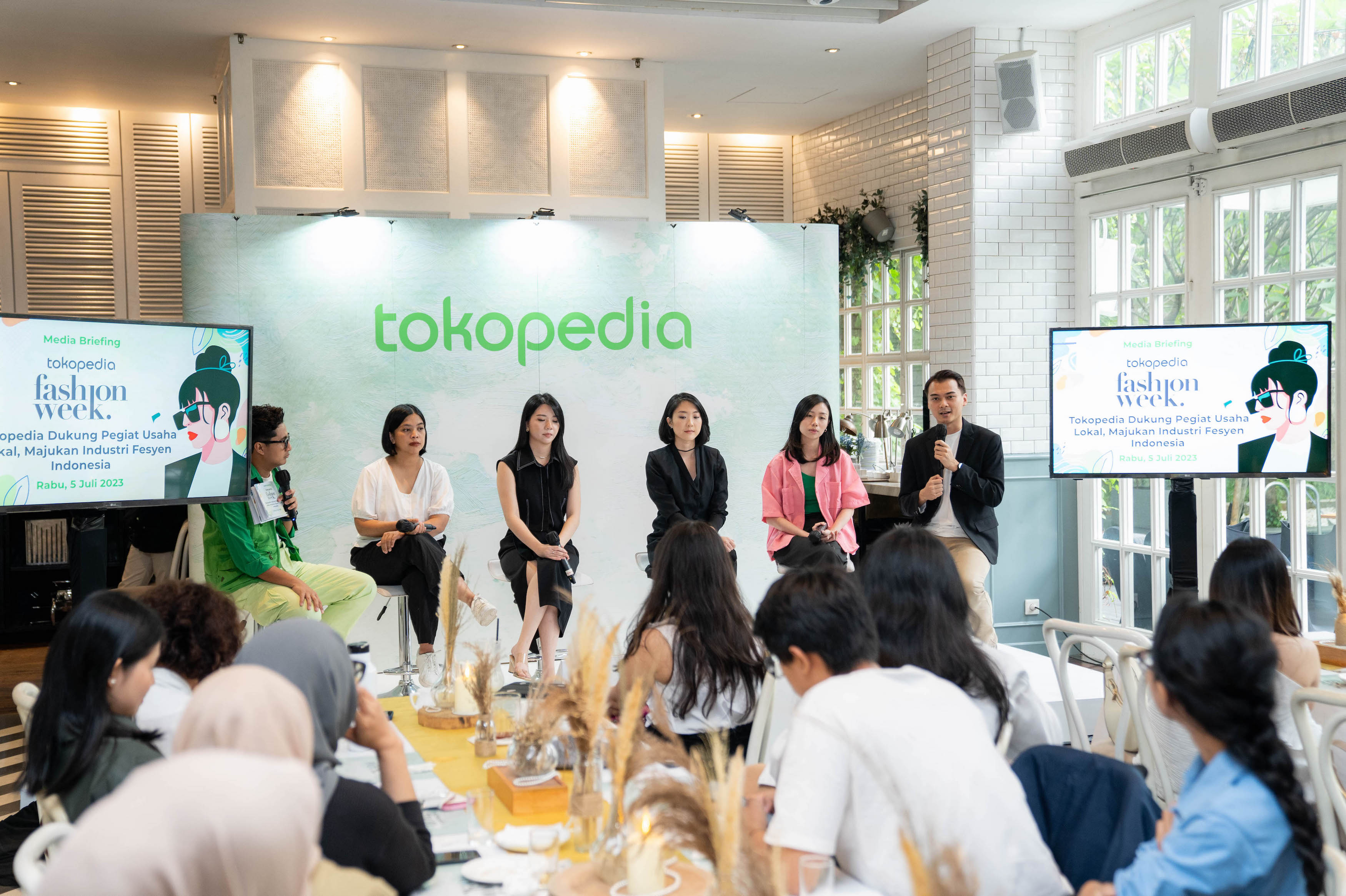 KEREN: Tokopedia Fashion Week 2023 menghadirkan koleksi eksklusif dari sejumlah brand fashion lokal, bantu tumbuh kembang industri fashion tanah air.