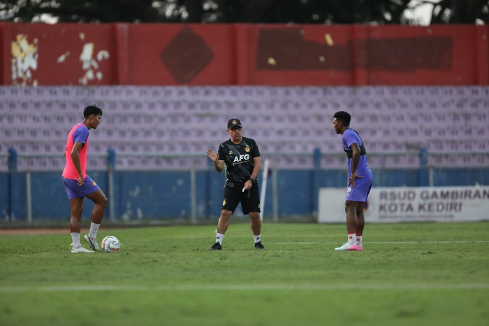 ASAH PENGUASAAN BOLA: Pelatih Marcelo Rospide saat memaparkan taktik kepada pemain. Jelang lawan Madura United, pelatih ingin meningkatkan ball possession tim.