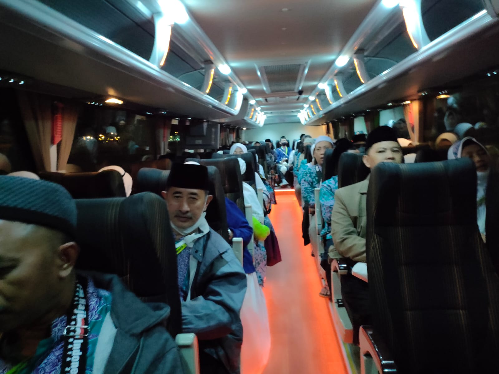 HAJI: Rombongan jemaah haji Kabupaten Kediri menuju hotel di Madinah. Beberapa jemaah mengeluh sakit batuk dan pilek.