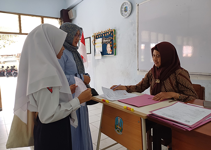 DAFTAR ULANG: Siswa yang diterima di PPDB SMK tahap terakhir melakukan daftar ulang di SMKN 2.