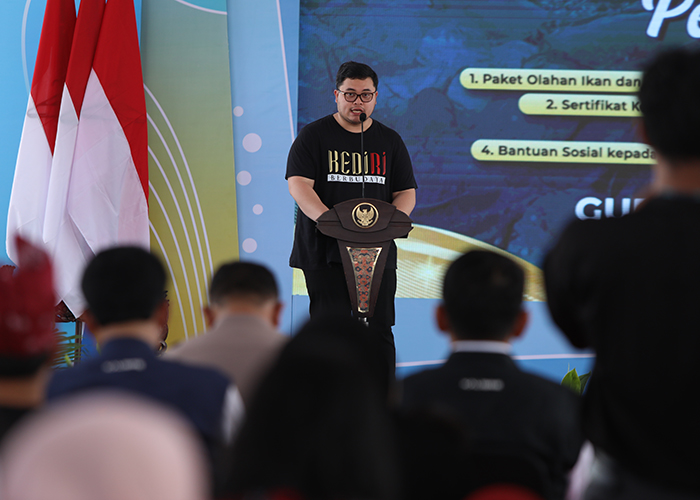 POTENSI: Bupati Dhito memberi sambutan sebelum acara tebar benih dan panen ikan lele di Desa Tulungrejo, Kecamatan Pare kemarin.