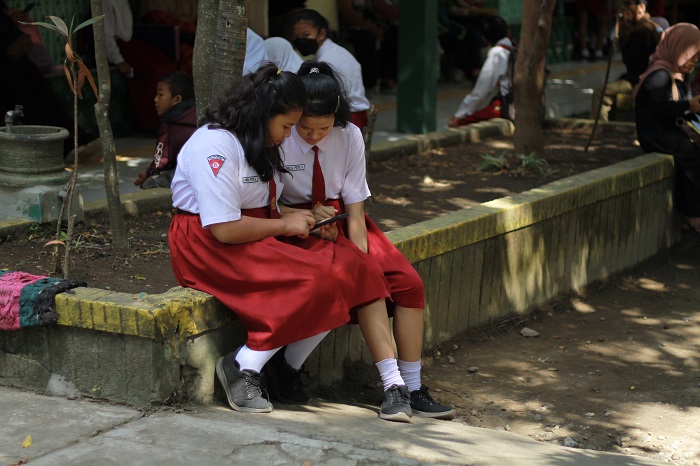 TAHAP KRUSIAL: Beberapa siswa SD saat mengikuti proses mendaftar di SMPN 1 Gampengrejo. Hari ini calon peserta didik yang diterima wajib datang untuk daftar ulang.