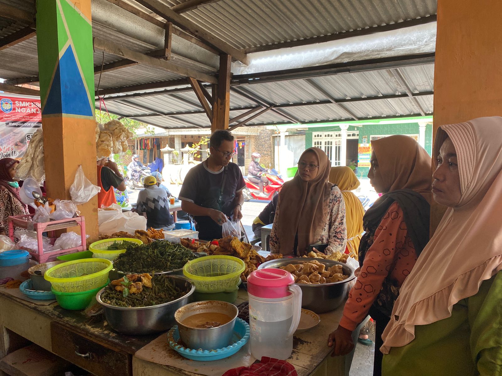 RAMAI: Pembeli kerupuk pecel rela mengantre untuk menikmati kuliner legendaris asal Desa Sukorejo.