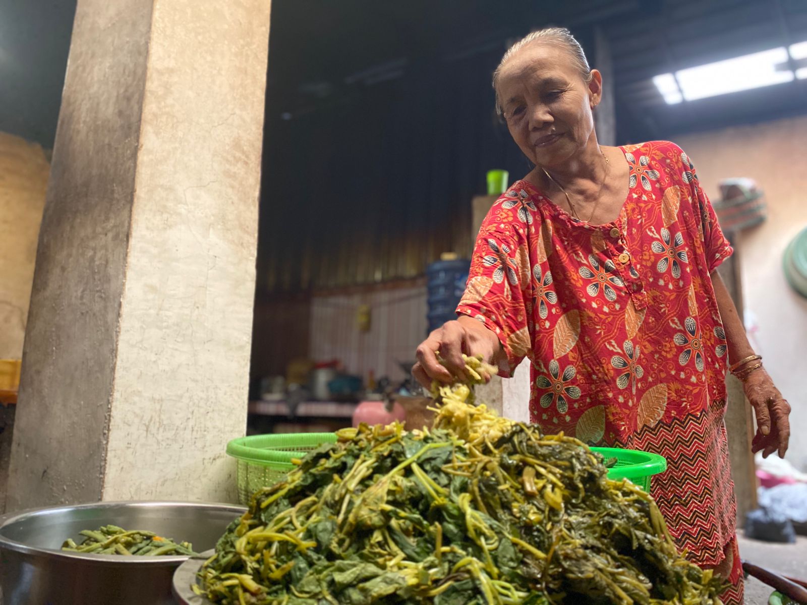 SEHAT: Sayuran untuk kerupuk pecel direbus sebelum dihidangkan.