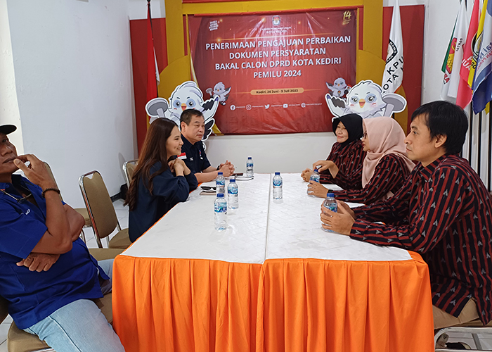 PERBAIKI BERKAS: Tim Partai Nasdem menyerahkan berkas perbaikan kepada komisioner KPUD Kota Kediri (9/7).