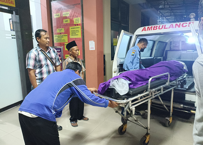TUNGGU HASIL OTOPSI: Petugas RS Bhayangkara memasukkan jenazah Desi Lailatul Khoiriyah, 20, pada Sabtu (8/7) malam lalu. Jenazahnya dimakamkan pada Minggu dini hari lalu.