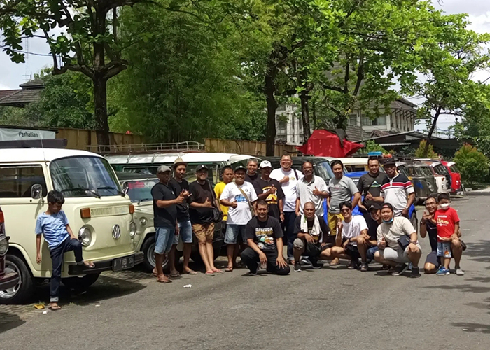 KOMPAK : Anggota Kediri Volkswagen Club berpose bersama kendaraannya di depan Monumen SLG.
