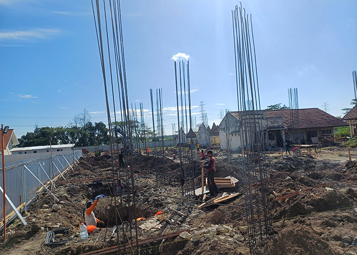 DIKEBUT: Sejumlah pekerja mulai melakukan penggalian tanah untuk pembangunan lanjutan SMPN 9 Kota Kediri.