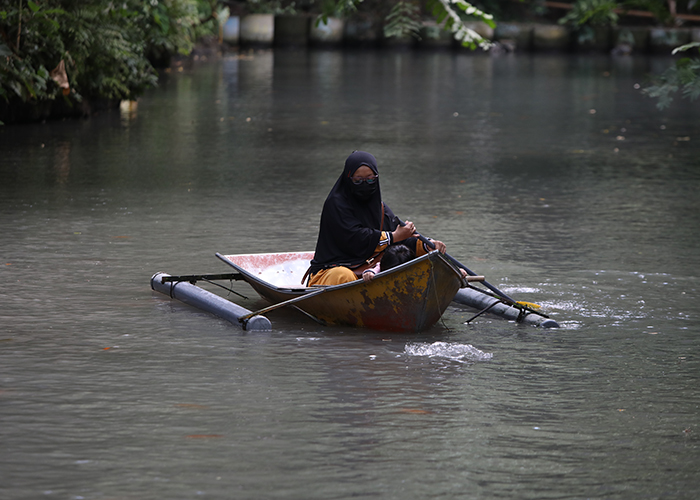 WISATA ALAM: Pengunjung menaiki wahana perahu mengelilingi Sumber Banteng di Kelurahan Tempurejo, Pesantren. Selain melestarikan mata air, pokdarwis mengembangkan pariwisata di sana.