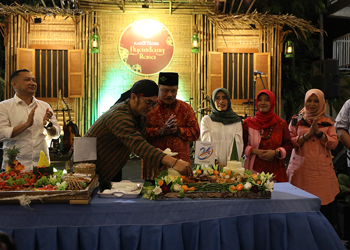 SEREMONI: Dari kiri, Kepala KPwBI Kediri M. Choirur Rofiq, Dandim Letkol Inf Aris Setiawan, Kapolres Kediri Kota AKBP Teddy Chandra, Direktur JPRK Kurniawan Muhammad, Bupati Nganjuk Marhaen Djumadi, W