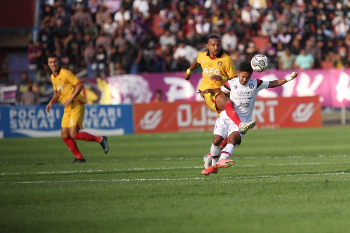USAHAKAN MENANG: Pemain Persik Kediri Rohit Chand berduel dengan pemain Arema FC Gian Zola dalam pertandingan Liga 1 musim kemarin. Macan Putih optimis dapat meraih hasil maksimal saat melawan Arema.