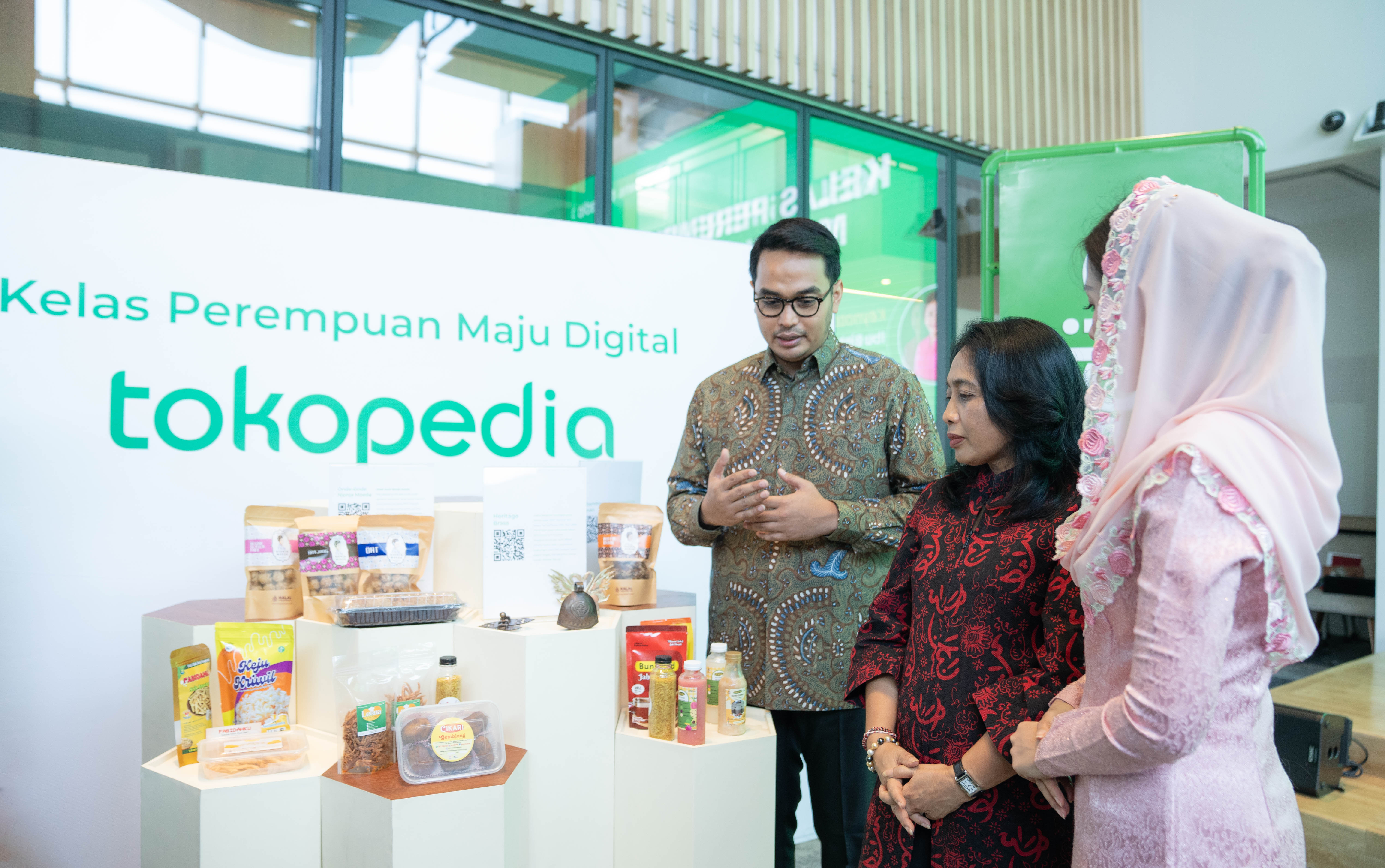 Kolaborasi spesial antara Tokopedia bersama KemenPPPA RI dan UPRINTIS menghadirkan Modul Perempuan Maju Digital.