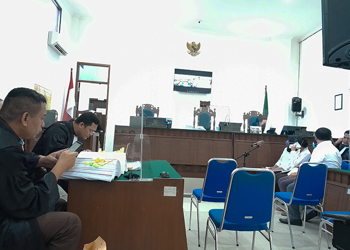 SKORS: JPU memeriksa berkas dalam sidang kasus PT AFI Farma dengan agenda pemeriksaan saksi kemarin.