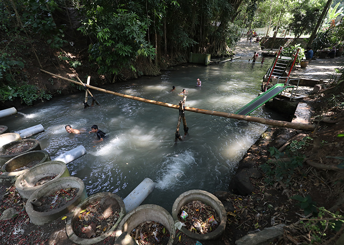 SEGAR: Pengunjung Sumber Banteng berenang di aliran dari mata air yang berada di Kelurahan Tempurejo, Kecamatan Pesantren, Kota Kediri.