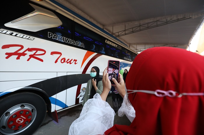 TUNGGU PULANG: Jemaah haji Kota Kediri ketika hendak bertolak ke tanah suci. Hari ini mereka dijadwalkan tiba kembali di Kota Kediri.