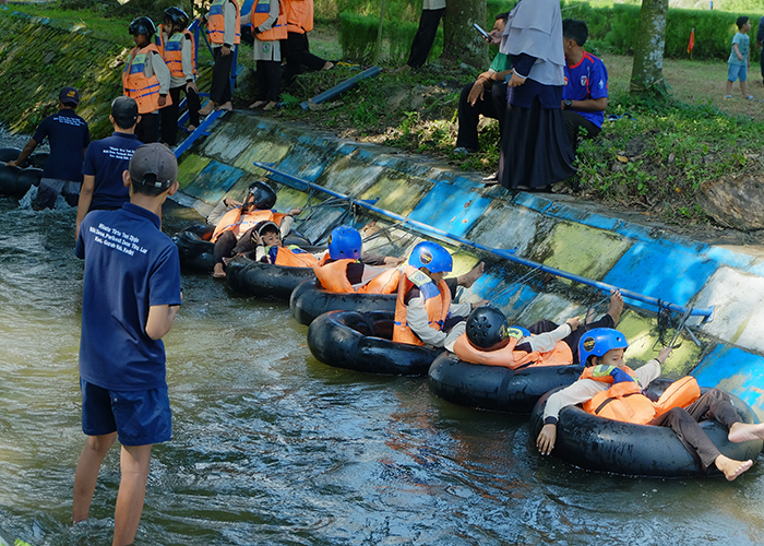 SERU : Pengunjung sedang melakukan river tubing di tempat wisata Tirto Tani Djojo yang berada di Desa Tirulor, Kecamatan Gurah, Kabupaten Kediri.