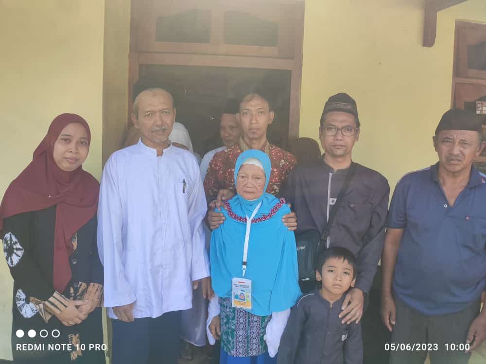 SEMOGA HUSNUL KHOTIMAH: Rini Muntamah foto bersama keluarga sebelum berangkat ke Tanah Suci. Dia meninggal dunia karena sakit sesak napas di Makkah pada Jumat (14/7).