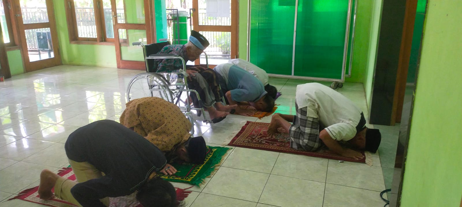 SUJUD: Jemaah tertua asal Kota Angin ini pulang duluan bersama kloter 24 yang berisi Jemaah Haji Tuban dan Lamongan.
